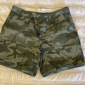 Gap Camo Girlfriend Chino Shorts - Size 10